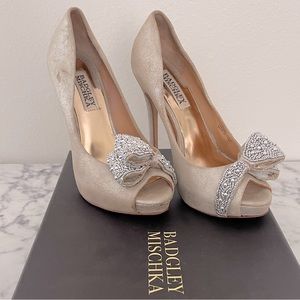 Gold silver badgley mischka leather high heels with beaded bow size 6.5
